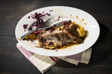 Reste einer gebratenen Gänsebrust mit Rotkraut und Kartoffelknödel