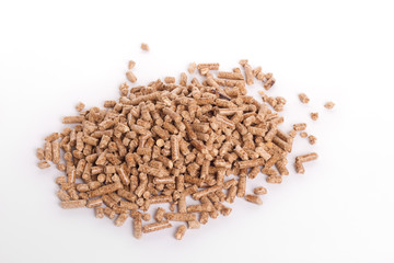 Holzpellets auf weissem Hintergrund