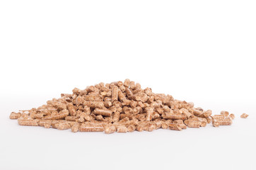 Holzpellets auf weissem Hintergrund