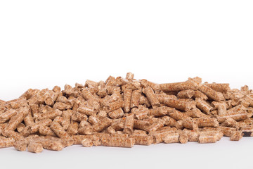 Holzpellets auf weissem Hintergrund