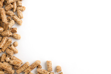 Holzpellets auf weissem Hintergrund