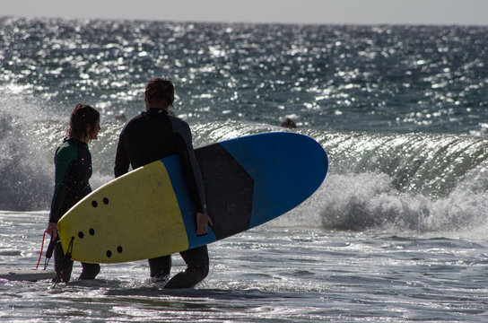 surfisti con tavola e onde