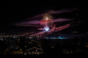 Neujahrsfeuerwerk mit Raketen in Kitzbühel