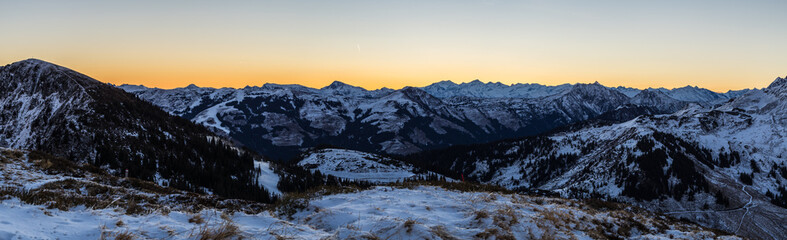 Berglandschaft vor Sonnenaufgang im Winter