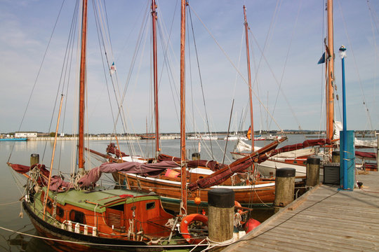 Holz-Segelboote im Hafen Gager, Insel Rügen, Deutschland