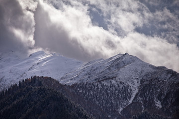 Fototapeta na wymiar Kaukaz - Gruzja w zimowej szacie. Caucassus mountains in Georgia.