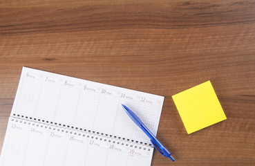 Arbeitsplatz im Büro, Schreibtisch mit Kalender, Stift, Papier