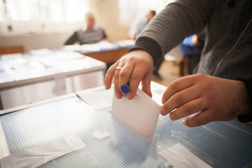 Person voting at polling station - obrazy, fototapety, plakaty