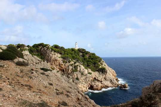 Klippe mit Leuchtturm auf Mallorca 