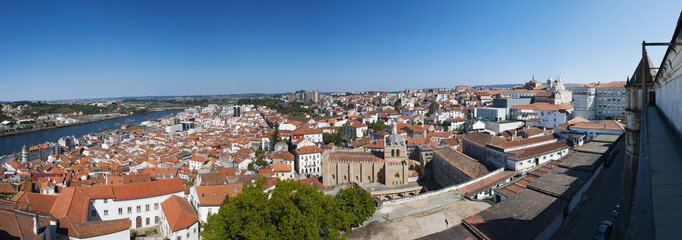 Fototapeta na wymiar Portogallo, 28/03/2012: lo skyline di Coimbra, la quarta città più grande del Paese, con vista panoramica sui tetti rossi, palazzi e gli edifici della città vecchia vista dalla collina dell'Università