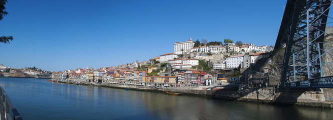 Fototapeta na wymiar Portogallo, 26/03/2012: lo skyline di Porto con vista sul Luiz I, il ponte ad arco a due piani sul fiume Douro tra le città di Porto e Vila Nova de Gaia