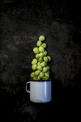 wasabi nüsse auf schwarzem hintergrund