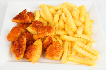 Pommes und Chicken Nuggets