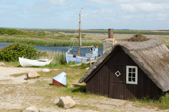 Fischerhütte und zwei Boote am Ringköbing Fjord, Jütland, Dänemark