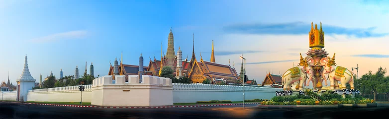 Fototapete Rund Wat Phra Kaew is most popular and landmark in bangkok ,Thailand (2 jan 2017) © kimtaro2008