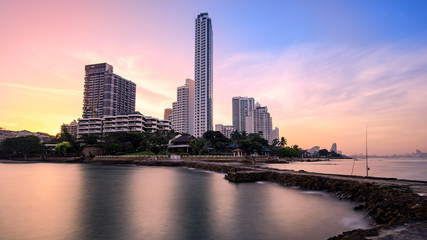 Naklejka premium The seaside town and landscape lighting and a beautiful beach at Pattaya .