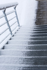 Treppenstufen aus Metall mit Schnee