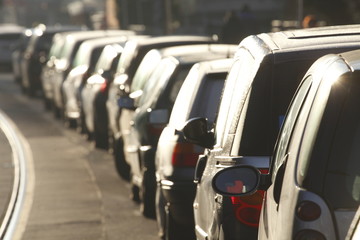 Parkende Autos im Gegenlicht