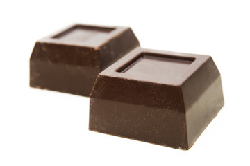 Cioccolato nero su fondo bianco