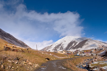 Kaukaz - Gruzja w zimowej szacie. Caucassus mountains in Georgia. © rogozinski