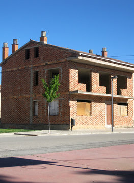 Casas en construcci&oacute;n abandonadas.