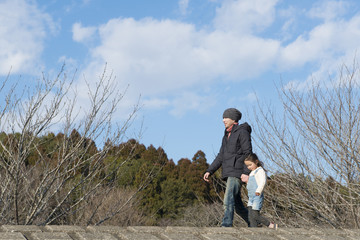 Naklejka na ściany i meble 公園で遊ぶ父と娘