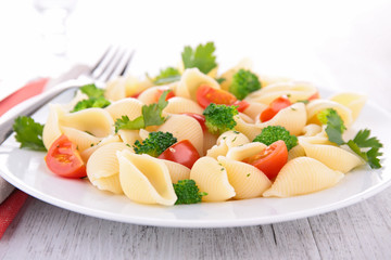 pasta with tomato and broccoli
