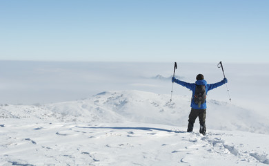 Karlar &Uuml;zerinde Mutlu Bir Dağcı