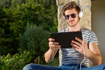 Obraz premium man relaxing with tablet pc