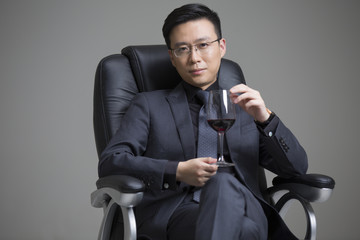 Naklejka premium Mid adult businessman enjoying red wine