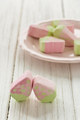 Pastellfarbene erdbeerförmige Marshmallows