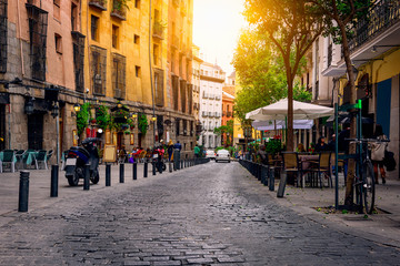 Fototapeta premium Stara ulica w Madrycie. Hiszpania