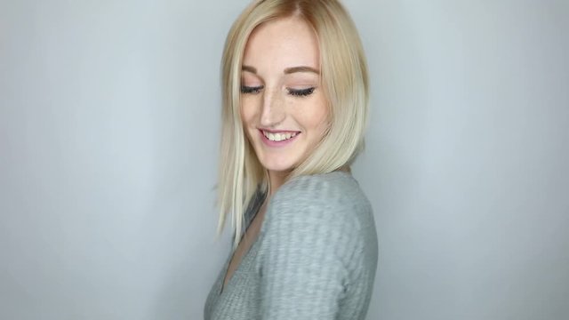 Sch&ouml;ne blonde Frau posiert