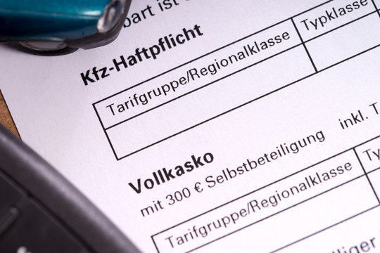 KFZ Versicherung / Autoschl&uuml;ssel und Brief zur Haftpflichtversicherung
