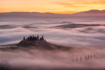 Podere Belvedere in Val D'Orcia all'alba nella nebbia