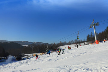 Narciarze na stoku w górach, wyciąg krzesełkowy. © Stanisław Błachowicz