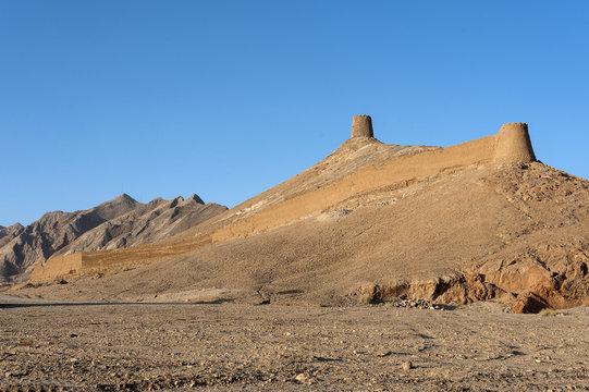 Iran, Anarak: Skyline of the desert city. It is surrounded by ruins of an old wall and three watchtowers, which were built about 100 years ago to keep Hossein Kashi and his bandit gang out.