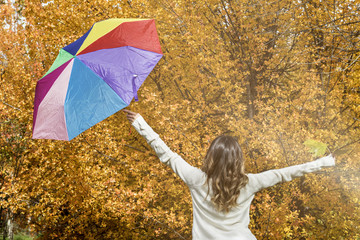 Mujer con paraguas de colores divertida en un dia de otoño