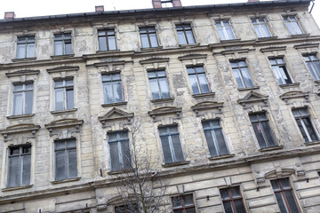 Fototapeta na wymiar Unrenovierte historische Häuserfassade in Görlitz, Deutschland