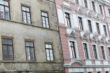 Obraz premium Unrenovierte und renovierte historische Häuserfassade in Görlitz, Deutschland