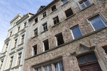 Unrenovierte historische Häuserfassade in Görlitz, Deutschland