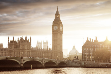 Big Ben und Westminster bei Sonnenuntergang, London, UK © Iakov Kalinin
