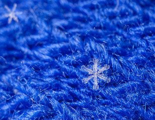 natural snowflakes, photo real snowflakes during a snowfall, under natural conditions at low temperature