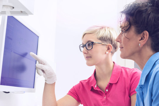 Zahnarzthelferin und Zahn&auml;rztin beim erstellen einer Diagnose