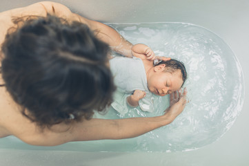 Baby in the bathtub with mother - 132154954