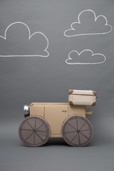 Seifenkiste aus Pappe im / Studioaufnahme