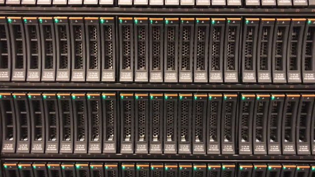 Server mit Festplatten zur Datensicherung 
