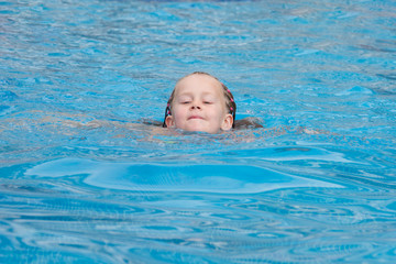 Fototapeta na wymiar Mädchen schwimmt 