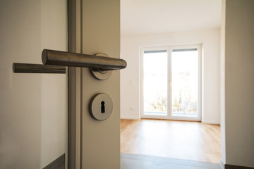 Neubau-Immobilie Umzug in neue Wohnung - Tür in modernes Wohnzimmer