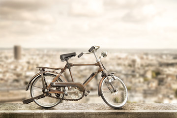 Obraz na płótnie Canvas bicicletta vintage sul marciapiede con sfondo di paesaggio urbano